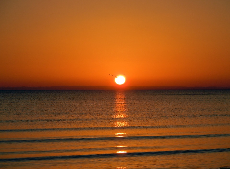 sunrise-on-the-sea-romantic-mirroring
